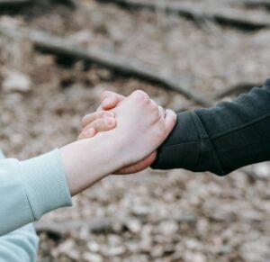 dos personas dándose la mano